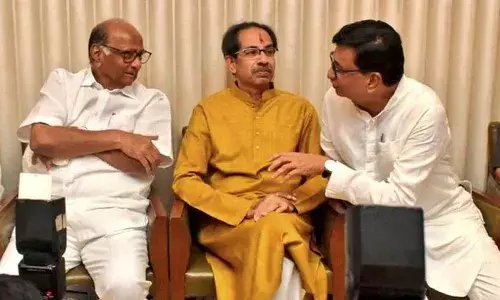 ठाकरे सरकारमधील आणखी दोन मंत्री अडचणीत; सीआयडीने दिल्या नोटीसा ठाकरे सरकारमधील आणखी दोन मंत्री अडचणीत; सीआयडीने दिल्या नोटीसा