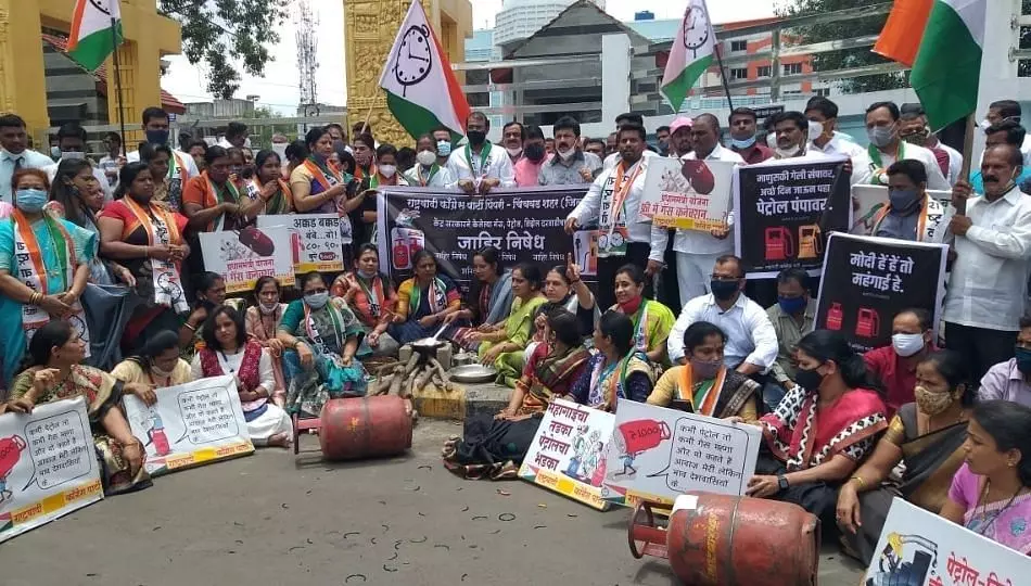 घरगुती गॅस, इंधन दरवाढ व महागाई विरोधात राष्ट्रवादीचं आंदोलन