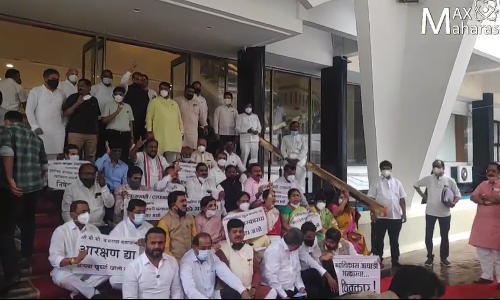 भाजपाचा विधानसभा कामकाजावर बहिष्कार: विधिमंडळाच्या पायऱ्यांवर जोरदार घोषणाबाजी