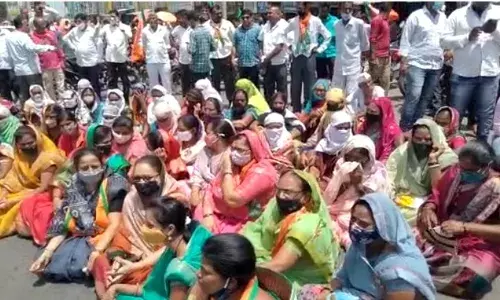 आमदारांच्या निलंबनाविरोधात गिरीश महाजन यांच्या पत्नी रस्त्यावर आमदारांच्या निलंबनाविरोधात गिरीश महाजन यांच्या पत्नी रस्त्यावर