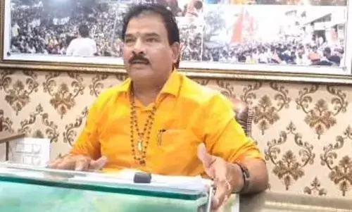 संजय गायकवाड यांना शिवसेनेमधून निलंबित करा संजय गायकवाड यांना शिवसेनेमधून निलंबित करा