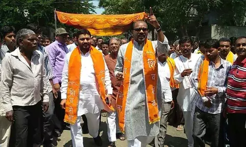 धक्कादायक...!! शिवसेना अडकणार का कोंडीत, संकटावर संकट येऊन ठेपतायत धक्कादायक...!! शिवसेना अडकणार का कोंडीत, संकटावर संकट येऊन ठेपतायत