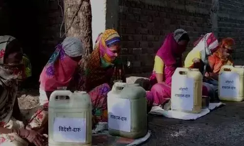 दारुबंदीसाठी दारु विक्री, महिलांच्या अनोख्या आंदोलनाने व्यवस्थेला चपराक दारुबंदीसाठी दारु विक्री, महिलांच्या अनोख्या आंदोलनाने व्यवस्थेला चपराक