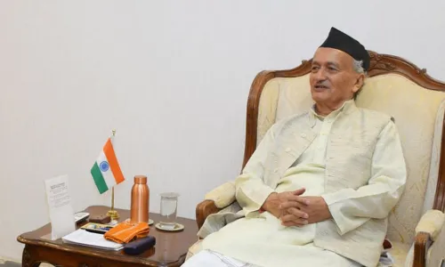 राज्यपाल भगतसिंह कोश्यारी जेव्हा राजभवनात तुळस लावतात.... राज्यपाल भगतसिंह कोश्यारी जेव्हा राजभवनात तुळस लावतात....