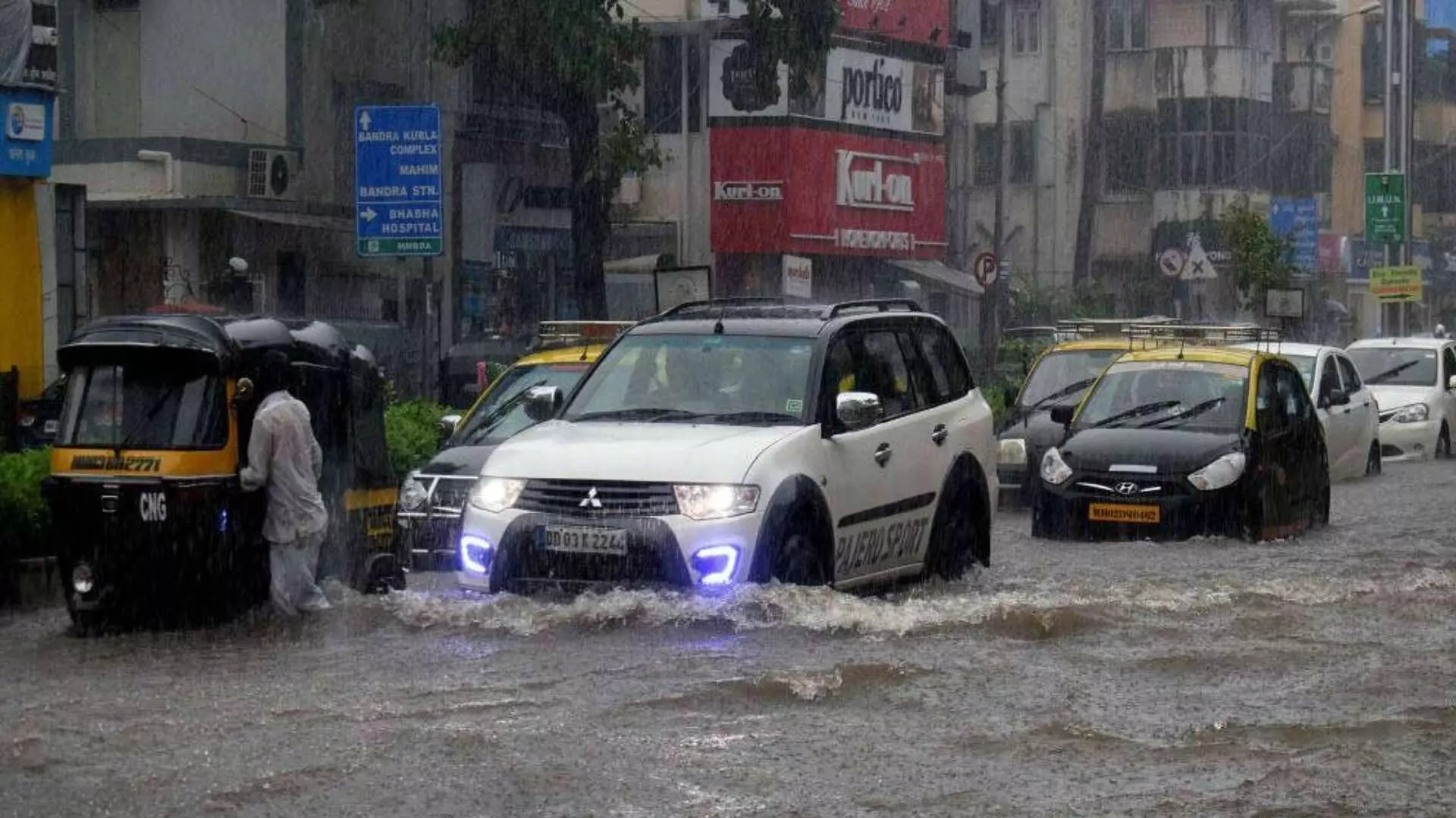 #MumbaiRains : मुंबईत रात्रभर कोसळधार, चेंबूर आणि विक्रोळीतील दुर्घटनांमध्ये 10 जणांचा बळी