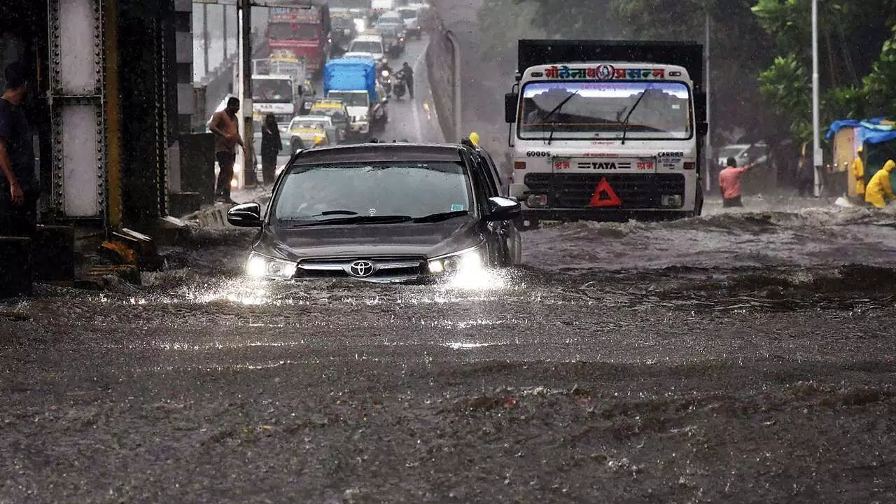 #Mumbairains : पावसाचे 14 बळी, चेंबुरमध्ये भिंत पडून 11, तर विक्रोळीत तिघांचा मृत्यू