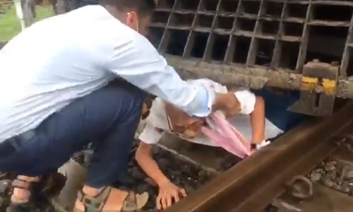 Video: मोटारमनची समय सूचकता, ब्रेक दाबले आणि वाचवले वृद्धांचे प्राण...