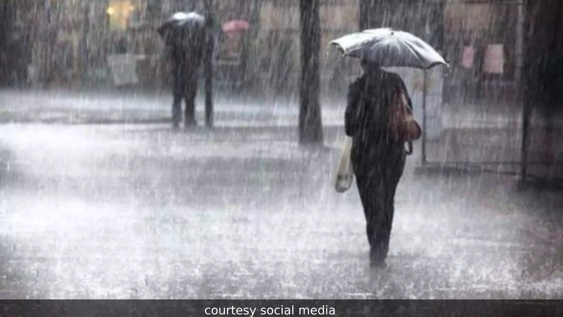 #HeavyRainfall : मुंबईत कोसळधार सुरूच, आणखी 4 दिवस मुसळधार पावसाचा अंदाज