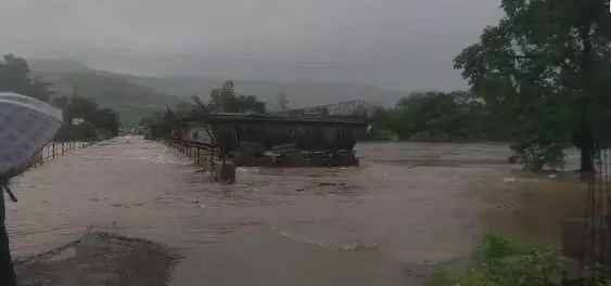 मुसळधार पावसामुळे रायगड जिल्ह्यात अऩेक नद्यांना पूर, वाहतूक विस्कळीत