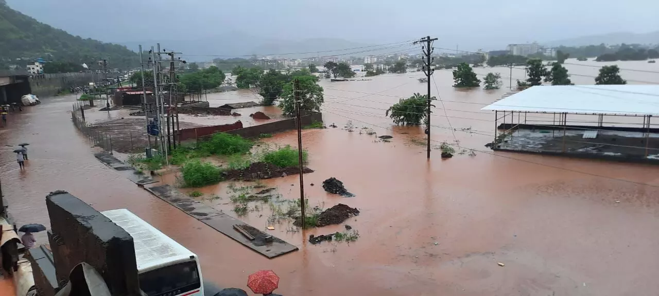 मुंबई गोवा महामार्गाला पुराचा वेढा, महामार्गावरील वाहतूक ठप्प