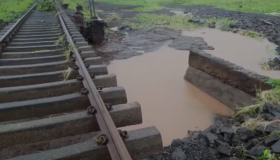 कर्जत-खोपोली रेल्वे वाहतूक ठप्प, ट्रॅकखालची माती गेली वाहून