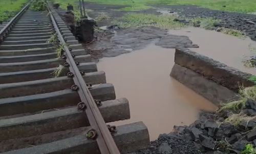 कर्जत-खोपोली रेल्वे वाहतूक ठप्प, ट्रॅकखालची माती गेली वाहून
