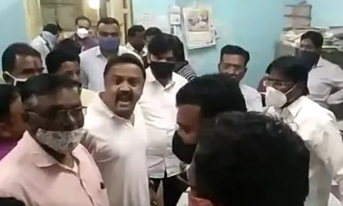 शिवसेना नगरसेवकांकडून कोपरगाव नगरपालिका कार्यालयात तोडफोड शिवसेना नगरसेवकांकडून कोपरगाव नगरपालिका कार्यालयात तोडफोड