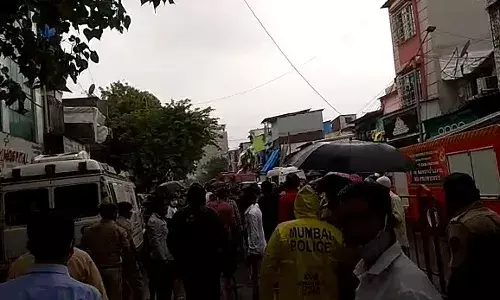 मुंबईत पुन्हा इमारत दुर्घटना, तिघांचा मृत्यू १० जखमी