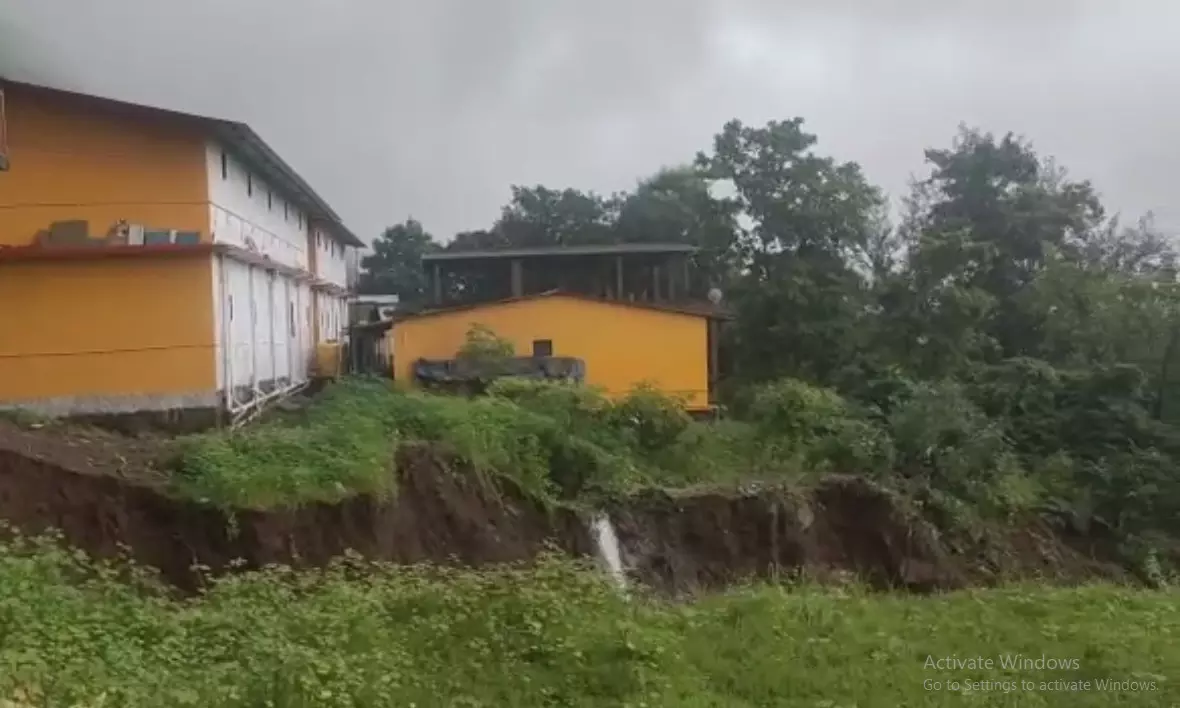 दरड कोसळली, रस्ता गेला वाहून, गावकरी संकटात