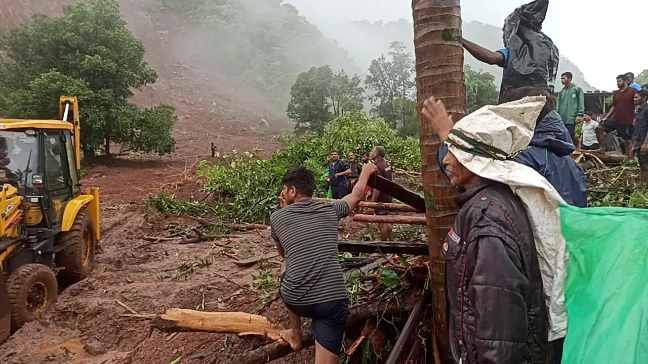 दरडग्रस्त गावत लोकांनी कशी काढली रात्र?