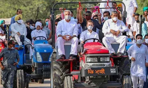 कृषी कायद्यांवरुन लोकसभेत रणकंदन : राहुल गांधी ट्रँक्टरवरुन लोकसभेत दाखल कृषी कायद्यांवरुन लोकसभेत रणकंदन : राहुल गांधी ट्रँक्टरवरुन लोकसभेत दाखल