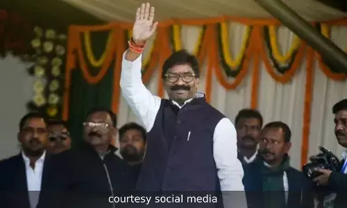 झारखंड सरकार पाडण्याचा कट, महाराष्ट्रातील बड्या नेत्याचे नाव चर्चेत झारखंड सरकार पाडण्याचा कट, महाराष्ट्रातील बड्या नेत्याचे नाव चर्चेत