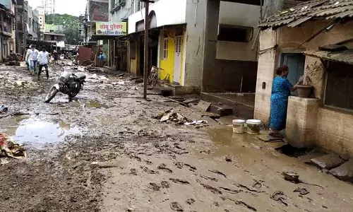 Ground Report : महापूर तर ओसरला अश्रूंचा पूर कायम Ground Report : महापूर तर ओसरला अश्रूंचा पूर कायम