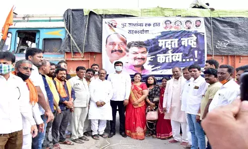 रोहयो मंत्री संदीपान भुमरेंच्या माध्यामतून पूरग्रस्तांना मदत रोहयो मंत्री संदीपान भुमरेंच्या माध्यामतून पूरग्रस्तांना मदत