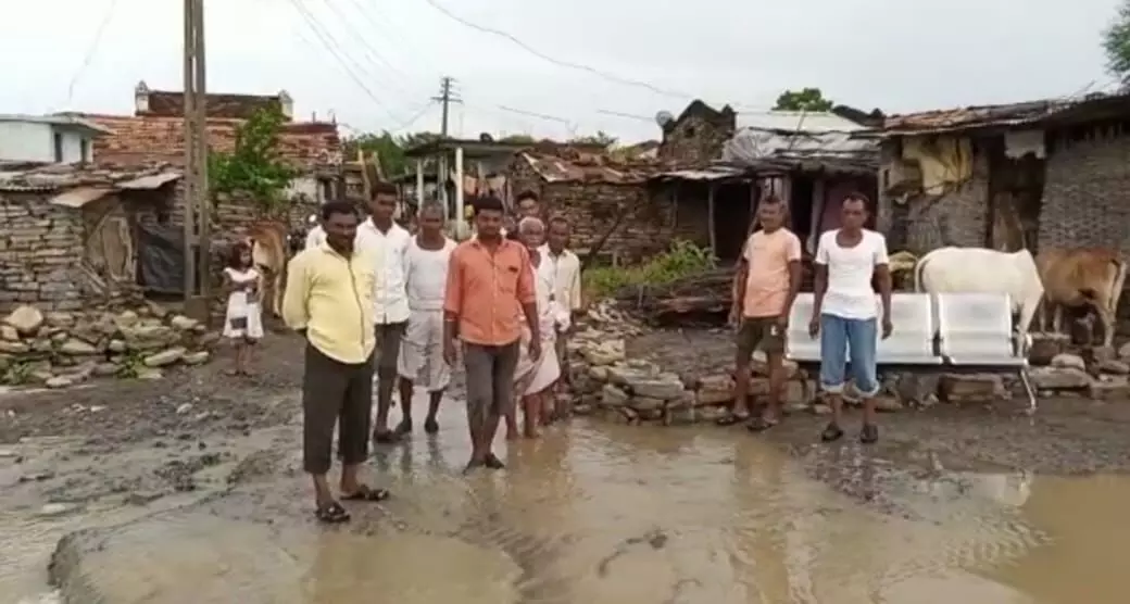 तेजापूर गावामधील रस्त्याची दुरवस्था; सिमेंट रस्ता बनवून देण्याची ग्रामस्थांची मागणी