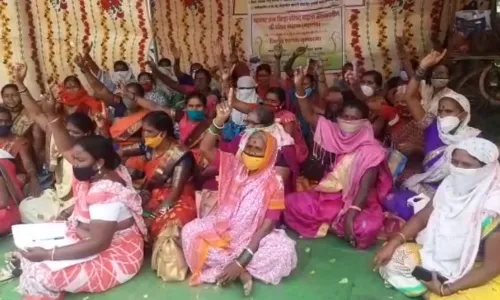महिला परिचर महासंघाचे जिल्हा परिषदेसमोर धरणे आंदोलन महिला परिचर महासंघाचे जिल्हा परिषदेसमोर धरणे आंदोलन
