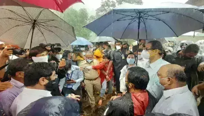 पूरग्रस्तांसाठी मदतीचा निर्णय लांबणीवर, सरकारला प्रतीक्षा पंचनाम्यांची पूरग्रस्तांसाठी मदतीचा निर्णय लांबणीवर, सरकारला प्रतीक्षा पंचनाम्यांची