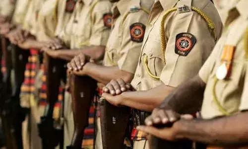 वर्दीवाले पोलिस का घाबरतात हॉटेलमध्ये बिर्याणी खायला? वर्दीवाले पोलिस का घाबरतात हॉटेलमध्ये बिर्याणी खायला?