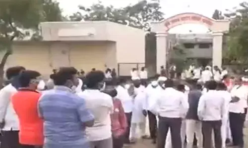 आदर्श लोकप्रतिनिधीच्या अंत्यदर्शनासाठी कार्यकर्त्यांची मोठी गर्दी आदर्श लोकप्रतिनिधीच्या अंत्यदर्शनासाठी कार्यकर्त्यांची मोठी गर्दी