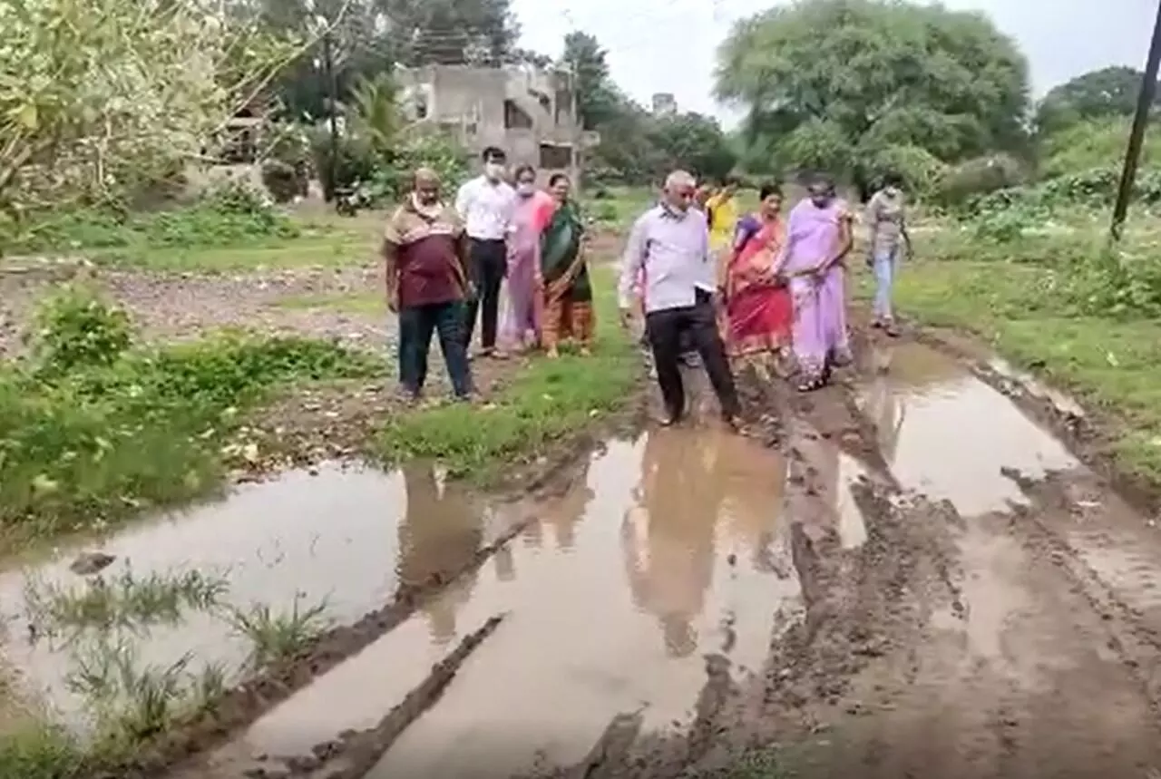 हुडको कॉलनीला समस्यांनी ग्रासले ; नागरिकांचा मतदानावर बहिष्कार