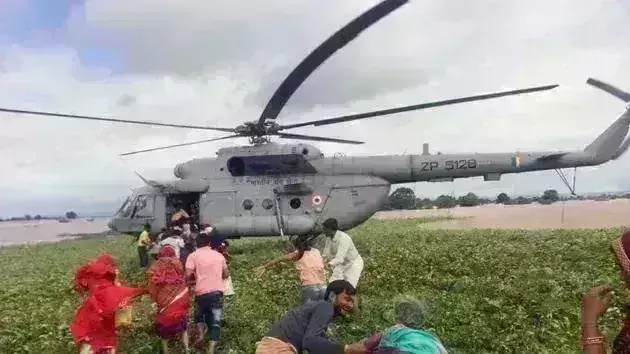 हेलीकॉप्टर आली वरुन गेली, सरकारचं कोणीच आलं नाही, पूरग्रस्तांची संतप्त प्रतिक्रिया