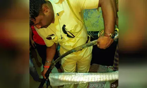 माथेफिरूची भर रस्त्यात तलवारबाजी; पोलिस कर्मचारी जखमी माथेफिरूची भर रस्त्यात तलवारबाजी; पोलिस कर्मचारी जखमी