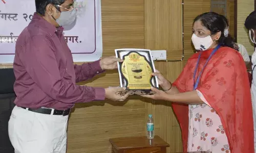 महसूल दिनानिमित्त उत्कृष्ट काम करणार्या महसूल अधिकारी- कर्मचारी यांचा गौरव महसूल दिनानिमित्त उत्कृष्ट काम करणार्या महसूल अधिकारी- कर्मचारी यांचा गौरव