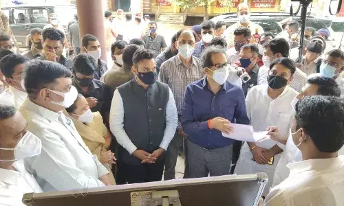 कोणतंही पॅकेज जाहीर करणार नाही आणि कुणाला वाऱ्यावरही सोडणार नाही - उध्दव ठाकरे कोणतंही पॅकेज जाहीर करणार नाही आणि कुणाला वाऱ्यावरही सोडणार नाही - उध्दव ठाकरे