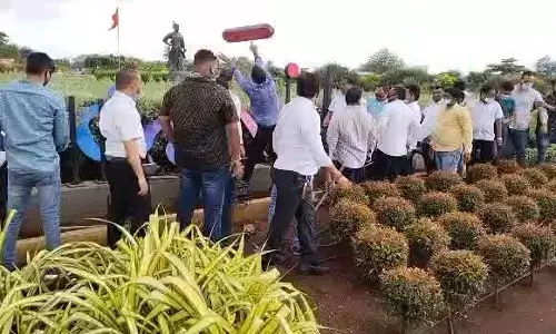 मुंबई विमानतळावरील अदानींचा बोर्ड शिवसैनिकांनी फोडला मुंबई विमानतळावरील अदानींचा बोर्ड शिवसैनिकांनी फोडला