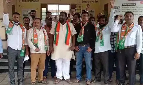 फलकावरून केंद्रीय मंत्री भारती पवार यांचे नाव गायब; भाजप कार्यकर्ते आक्रमक