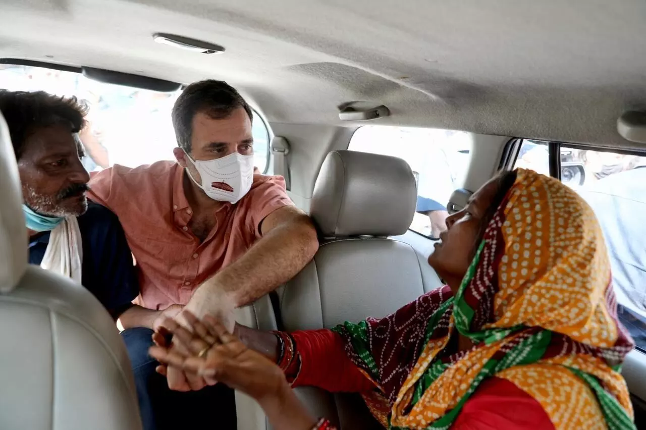 दिल्लीत ९ वर्षाच्या मुलीवर सामूहिक बलात्कार; राहुल गांधी यांनी घेतली पीडितेच्या कुटुंबियांची भेट