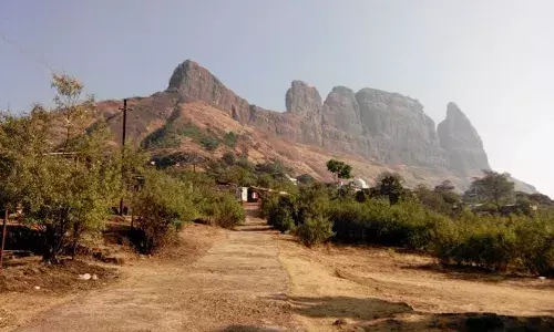 तोकडे कपडे घातले म्हणून तरुणींचा विनयभंग आणि मारहाण