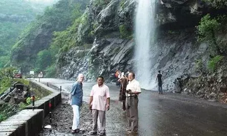 पुणे जिल्ह्यातील पर्यटनस्थळांवर पर्यटकांची गर्दी ; कोरोना नियमांचे उल्लंघन पुणे जिल्ह्यातील पर्यटनस्थळांवर पर्यटकांची गर्दी ; कोरोना नियमांचे उल्लंघन