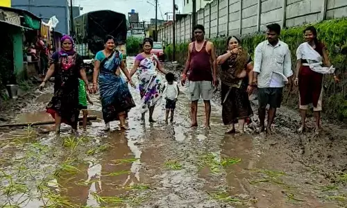 ...म्हणून महिलांनी केली रस्त्यावरच भाताची लावणी ...म्हणून महिलांनी केली रस्त्यावरच भाताची लावणी