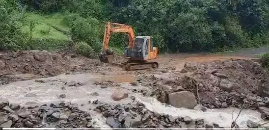 Ground Report :  दरड कोसळल्याने संपर्क तुटलेल्या गावात मॅक्स महाराष्ट्र