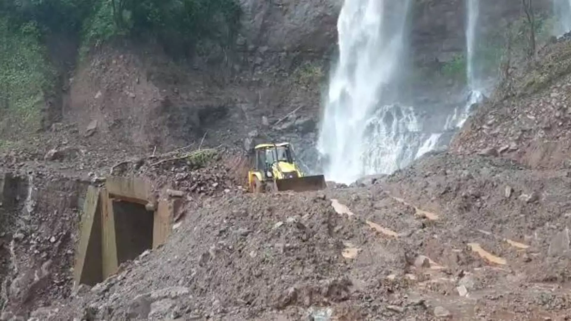 Ground Report :  १५ दिवसांनंतरही दरड हटवण्याचे काम सुरूच, २ गावांचा संपर्क नाही