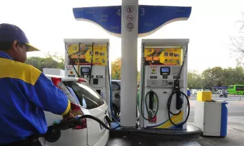 या राज्यात झाली इंधन टंचाई ; इंधन खरेदीवर अनेक निर्बंध या राज्यात झाली इंधन टंचाई ; इंधन खरेदीवर अनेक निर्बंध