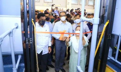 मुख्यमंत्र्यांच्या हस्ते इलेक्ट्रिक बेस्टच्या बसेसचं लोकार्पण मुख्यमंत्र्यांच्या हस्ते इलेक्ट्रिक बेस्टच्या बसेसचं लोकार्पण