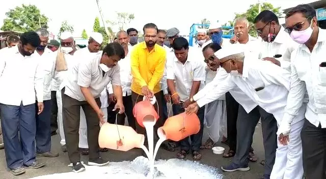 दुधाला रास्त दराच्या मागणीसाठी दूध उत्पादकांचे राज्यभर आंदोलन