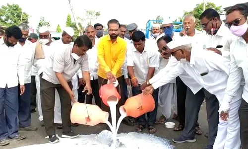 दुधाला रास्त दराच्या मागणीसाठी दूध उत्पादकांचे राज्यभर आंदोलन दुधाला रास्त दराच्या मागणीसाठी दूध उत्पादकांचे राज्यभर आंदोलन