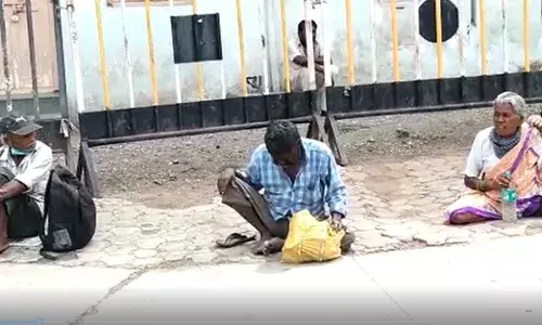 शिर्डीच्या साई मंदिर परिसरातील भिक्षेकऱ्यांवर आली उपासमारीची वेळ शिर्डीच्या साई मंदिर परिसरातील भिक्षेकऱ्यांवर आली उपासमारीची वेळ