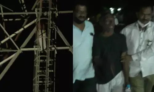 घरगुती वादामुळे 55 वर्षीय व्यक्ती चढला BSNL च्या टॉवरवर ; पाच तासांच्या प्रयत्नानंतर व्यक्तीस खाली उतरवण्यात यश घरगुती वादामुळे 55 वर्षीय व्यक्ती चढला BSNL च्या टॉवरवर ; पाच तासांच्या प्रयत्नानंतर व्यक्तीस खाली उतरवण्यात यश