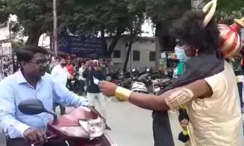 अमरावतीत रस्त्यावर अवतरले यमराज ; लीगल स्केअर संस्थेचा अनोखा उपक्रम अमरावतीत रस्त्यावर अवतरले यमराज ; लीगल स्केअर संस्थेचा अनोखा उपक्रम