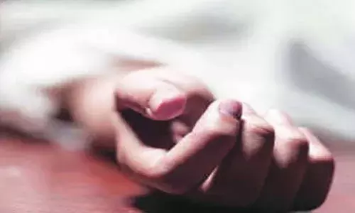 अभ्यासासाठी रागावणाऱ्या आईची अल्पवयीन मुलीने केली हत्या अभ्यासासाठी रागावणाऱ्या आईची अल्पवयीन मुलीने केली हत्या